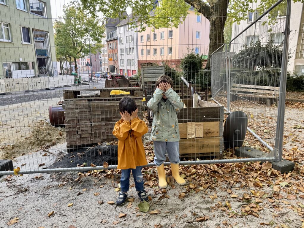Kinder auf der Baustelle