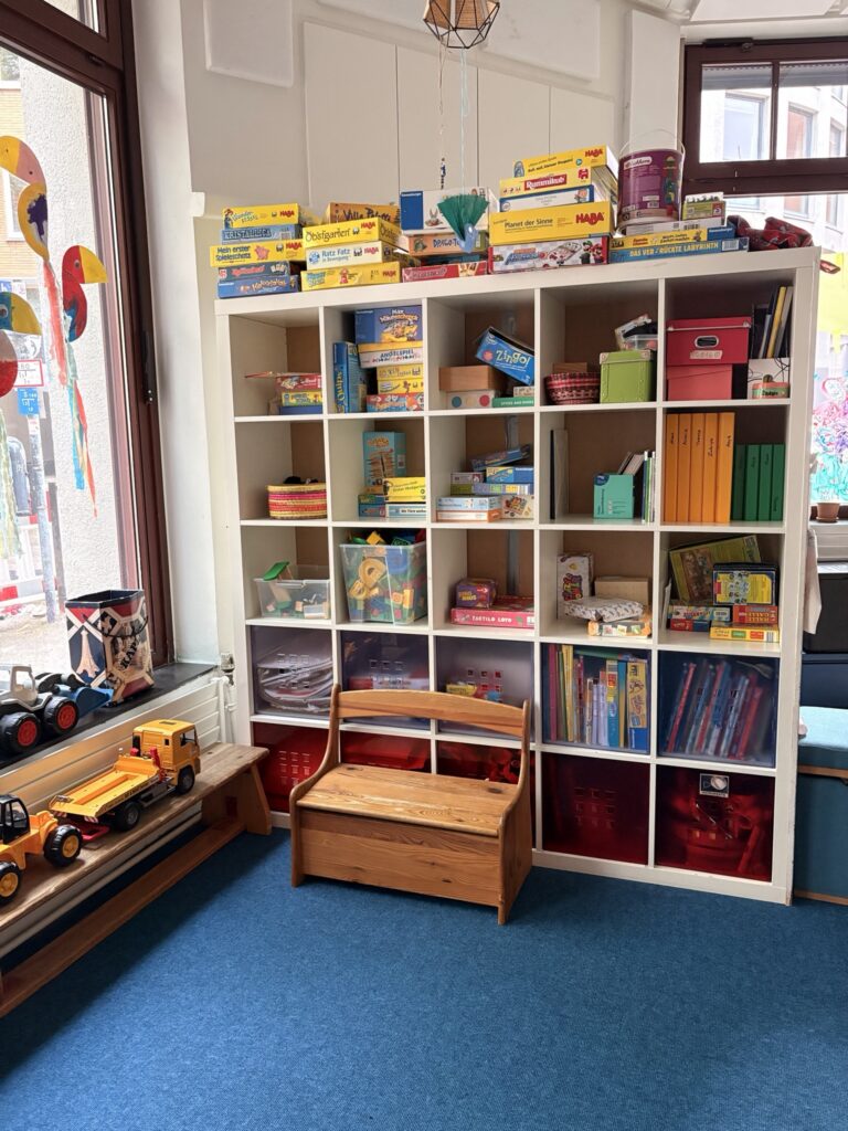Regal für Spiele und Bücher im Kinderladen